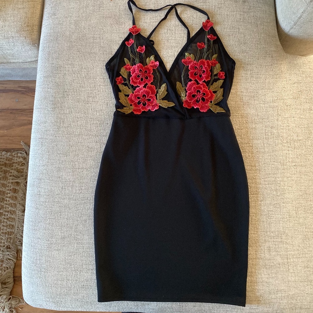 🪞 NWT V neck embroidered flower strappy mesh dress size 2 in black red